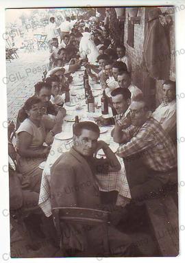 Gruppo di persone a tavola - [195-?]