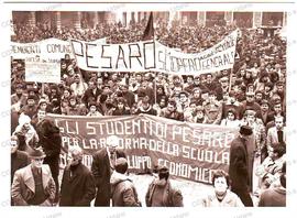 Concentrazione in Piazza del popolo a Pesaro  - 1973