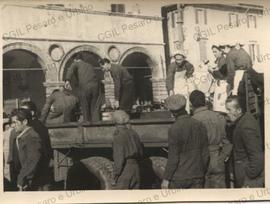 Distribuzione viveri  in Piazza del popolo - [1950?]