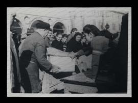 Distribuzione viveri  in Piazza del popolo - [1950?]