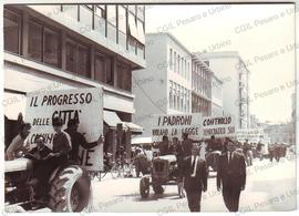 Sfilata del corteo in via XI febbraio - [196-?]