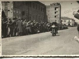 Motociclisti in Viale della Vittoria - [195-?]