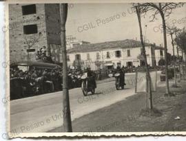 Passaggio dei motociclisti dalla Statale Adriatica - [195-?]