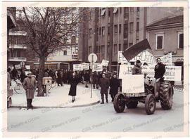 Testa del corteo in   Via IX Febbraio  - 1973